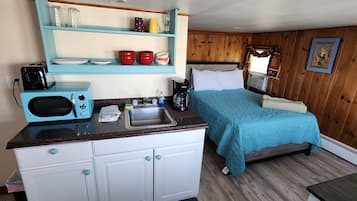 Studio Suite, 1 Double Bed (#11) | Pillowtop beds, individually decorated, individually furnished