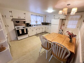 House, 3 Bedrooms (#173) | Private kitchen | Fridge, microwave, stovetop, coffee/tea maker
