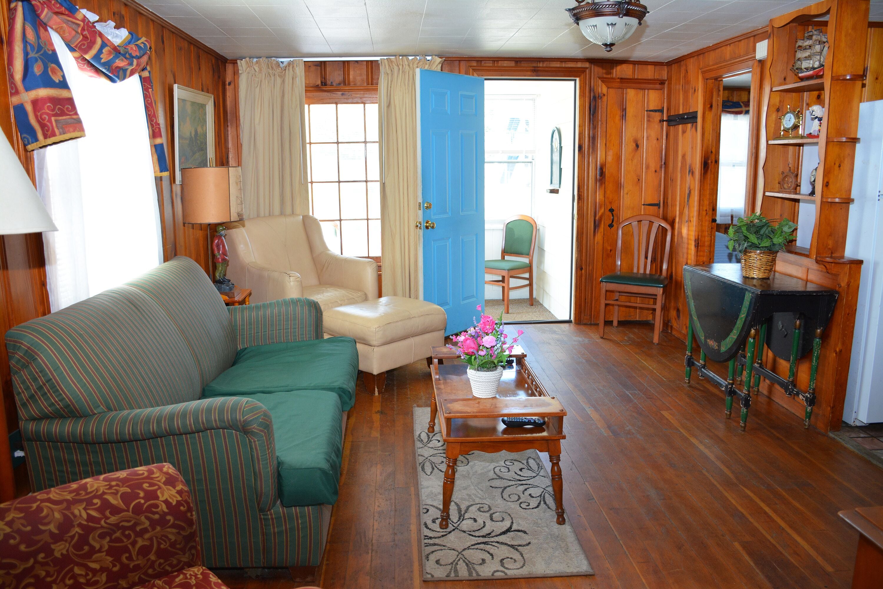 Cottage, 2 Bedrooms (#9) | Living area | 40-inch Smart TV with digital channels, TV, Netflix