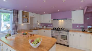 Cottage Mewah, 3 kamar tidur, dapur, tepi pantai | Dapur pribadi | Lemari es, microwave, oven, dan kompor