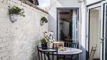 Luxury Cottage, 3 Bedrooms, Kitchen, Beachside | Terrace/patio