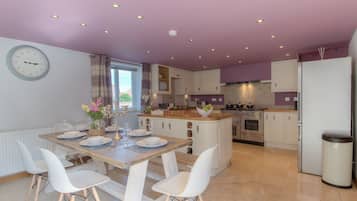 Luxury Cottage, 3 Bedrooms, Kitchen, Beachside | In-room dining