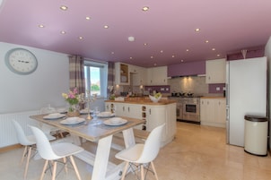 Luxury Cottage, 3 Bedrooms, Kitchen, Beachside | In-room dining