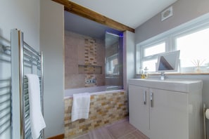 Luxury Cottage, 3 Bedrooms, Kitchen, Beachside | Bathroom