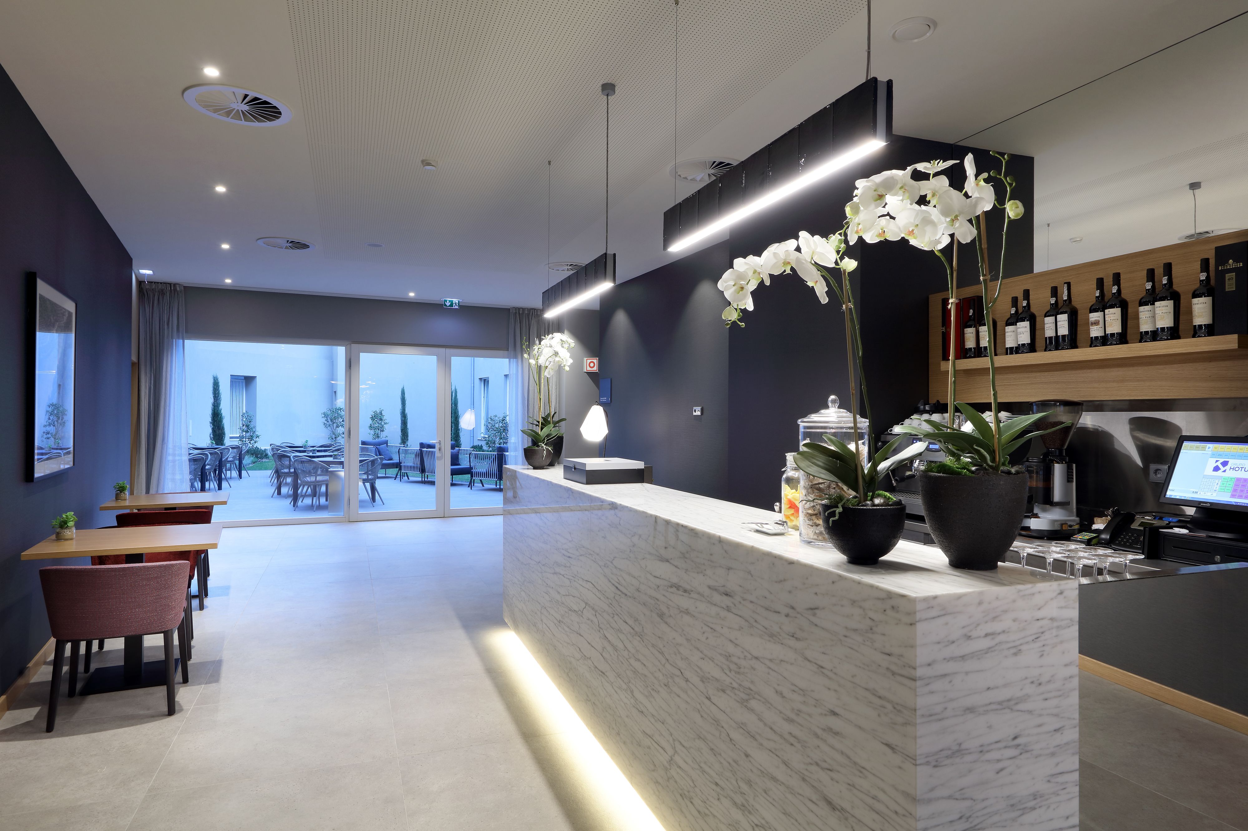 Bar (trong khuôn viên)