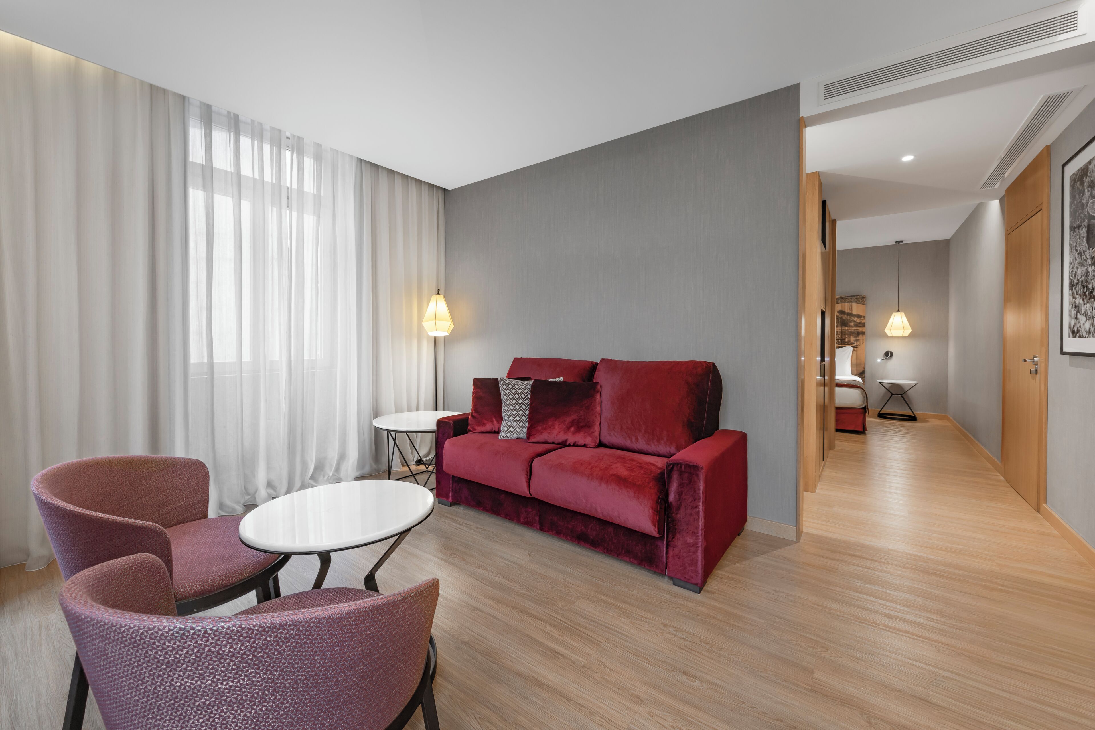 Seprai premium, minibar, brankas, dan meja kerja