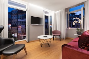 Suíte júnior, 1 cama King (with Sofa Bed) | Roupas de cama premium, frigobar, cofres nos quartos, escrivaninha