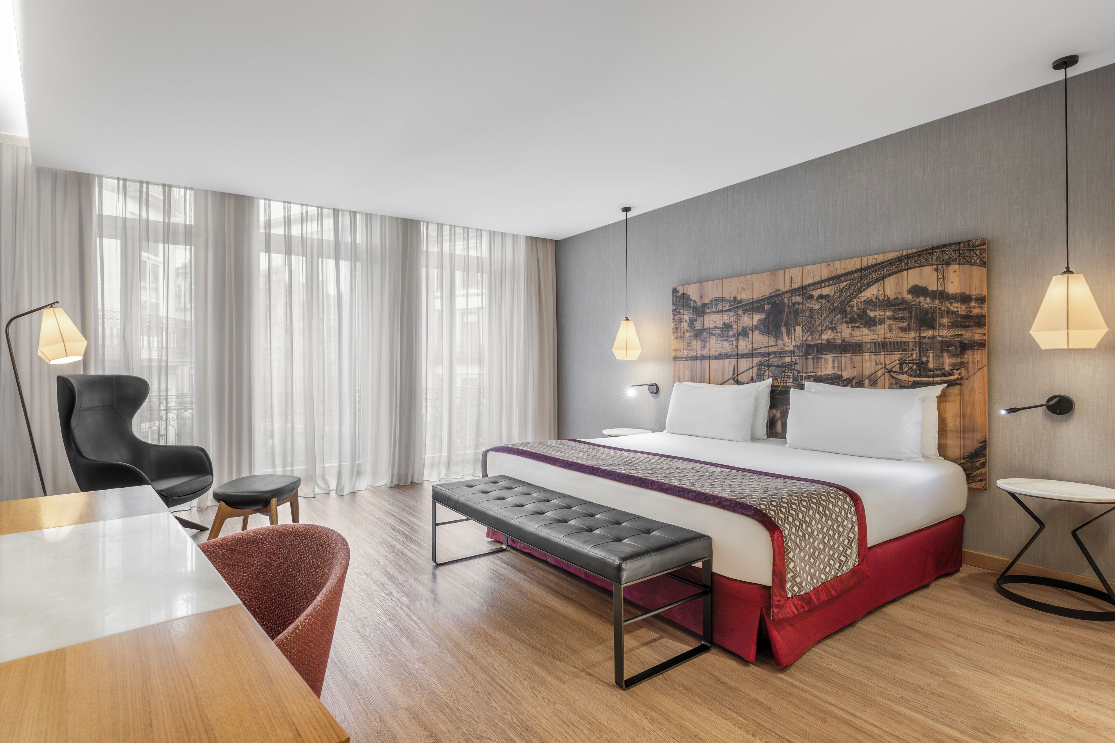 Kamar Double | Seprai premium, minibar, brankas, dan meja kerja