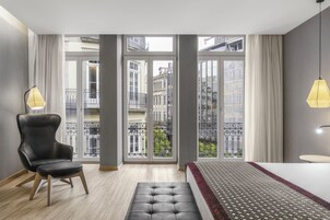Tek Büyük Yataklı Oda | Kaliteli yatak takımı, minibar, odada kasa, masa 