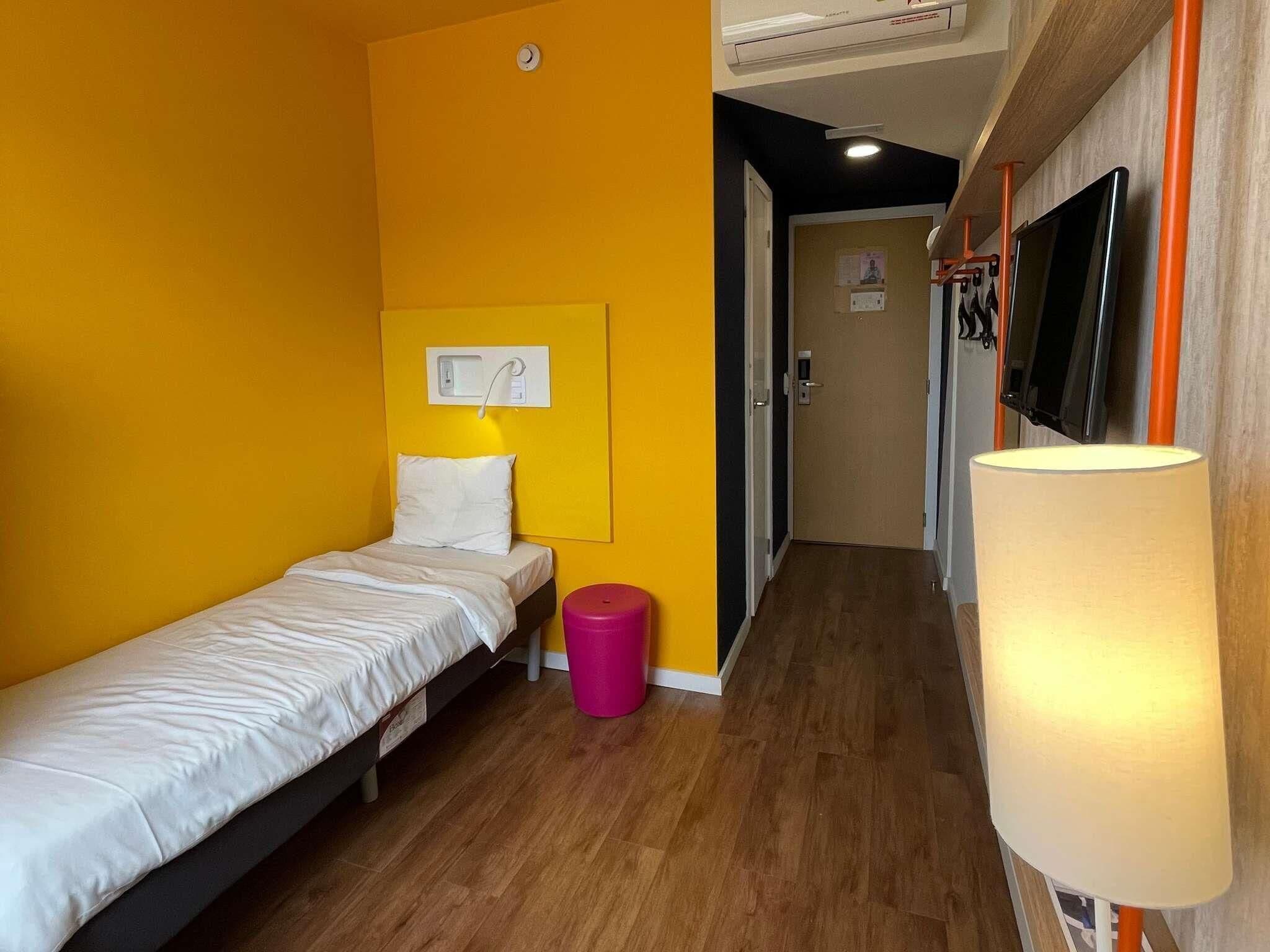 Apartment, 2 Twin Beds | Blackout drapes, free WiFi, bed sheets