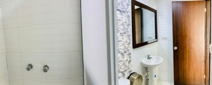 Appartement Familial | Salle de bain | Douche, articles de toilette gratuits, serviettes fournies, savon