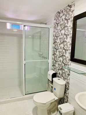 Ducha, artículos de tocador gratuitos, toallas, jabón