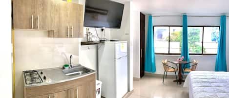 Habitación cuádruple, balcón | Cocina privada | Refrigerador y licuadora