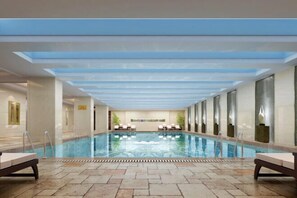 حمام سباحة داخلي