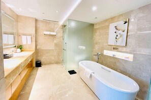 Superior suite, 1 kingsize bed, roken | Badkamer | Een aparte badkuip en douche, een hydromassagedouche