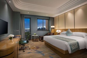 Premium bedding, down duvets, minibar, in-room safe - Wyndham Hangzhou East (Hangzhou)
