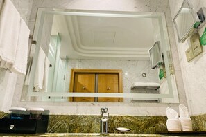 Separate bathtub and shower, hydromassage showerhead, free toiletries - Wyndham Hangzhou East (Hangzhou)