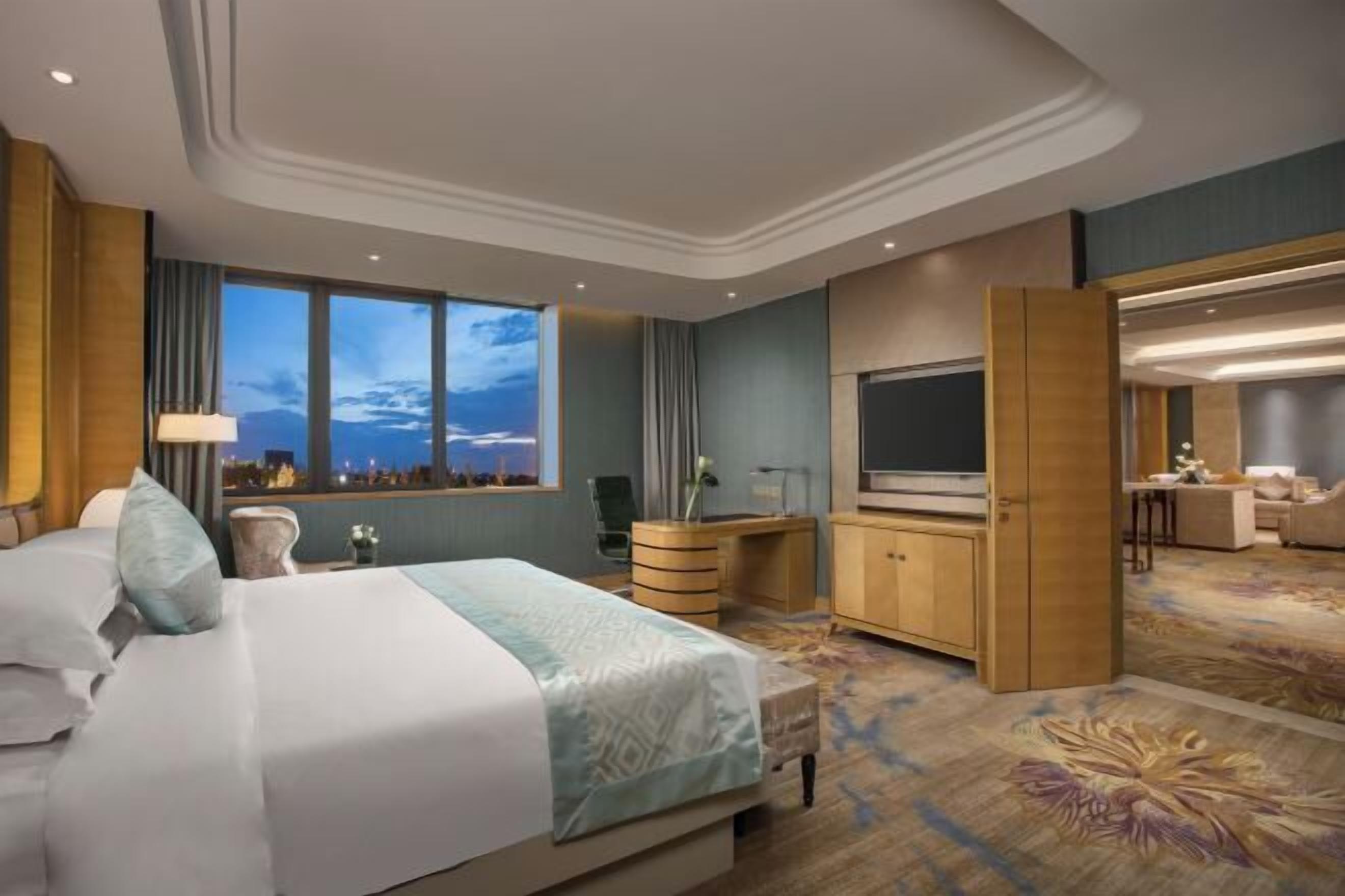 Premium bedding, down duvets, minibar, in-room safe