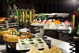 Un bufé con diversos alimentos y bebidas.