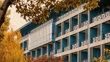 Un edificio de varios pisos con balcones y un diseño arquitectónico moderno.
