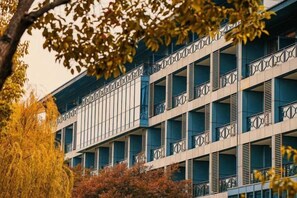 A multi-story building with balconies and a modern architectural design. - Yancheng Guest Hotel (Yancheng City)