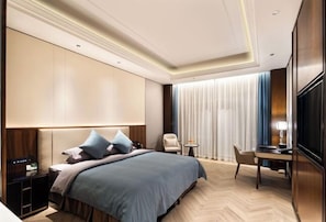 Una habitación de hotel moderna con una cama grande, un escritorio y un televisor.