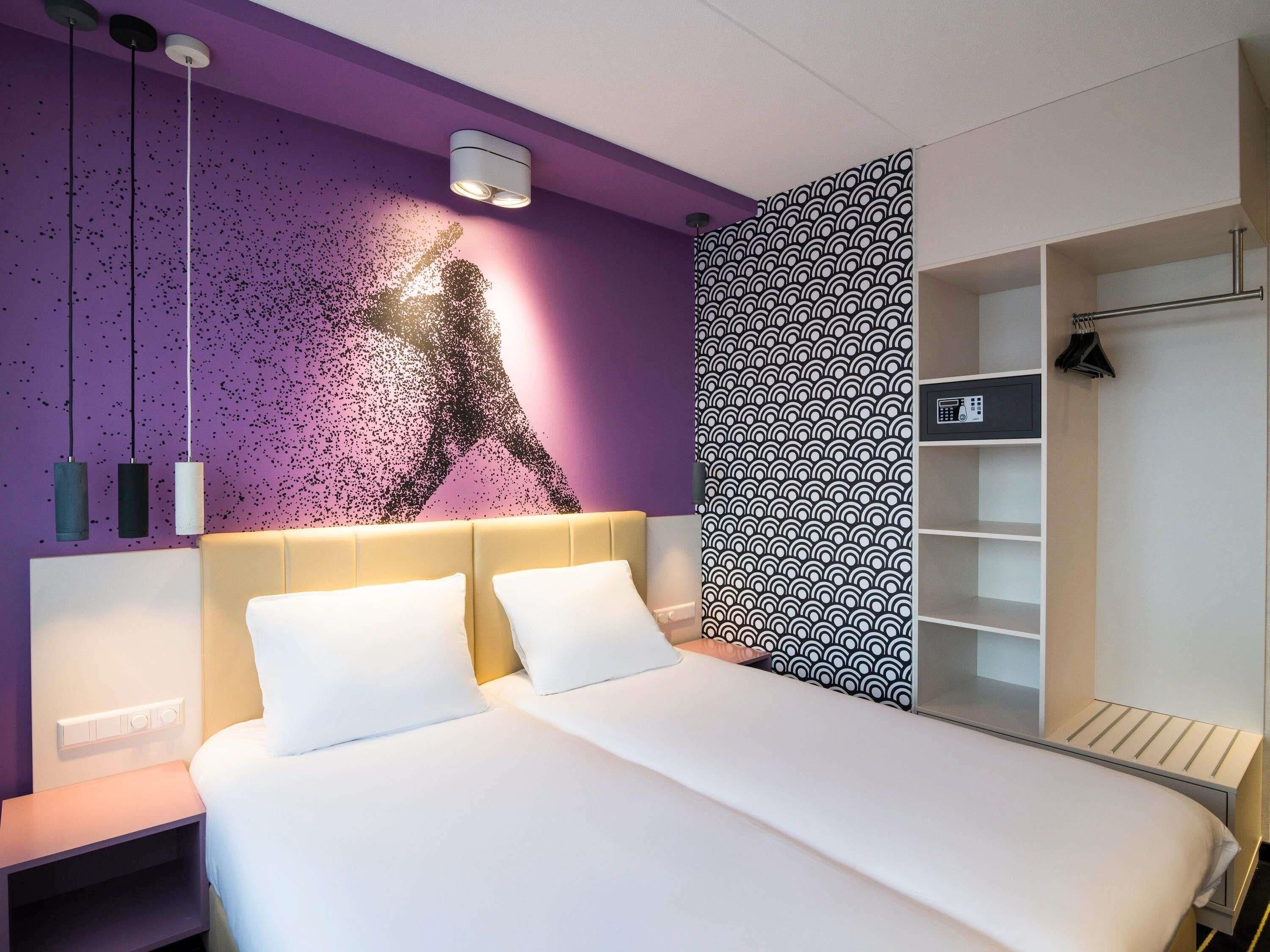 Room, 2 Katil Bujang (Single) (Cosy) | Peti besi dalam bilik, meja, katil bayi/kot (percuma), Wi-fi percuma 