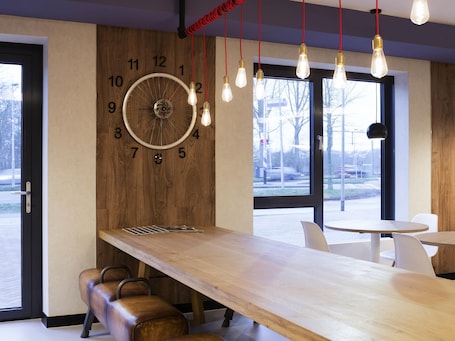 Daily continental breakfast (EUR 16.50 per person)