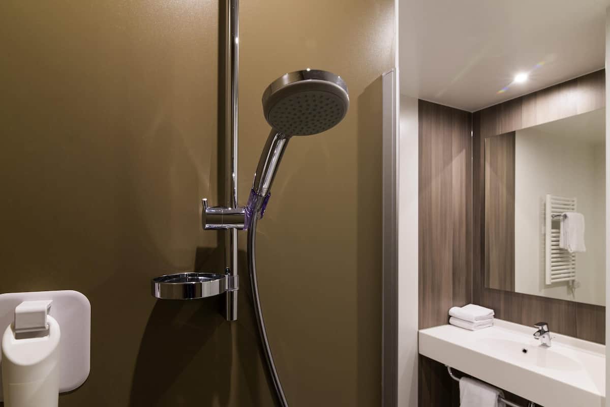 Caixa forta a l'habitació, escriptori i bressols gratuïts