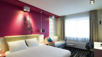 Familierom, 2 dobbeltsenger | Safe på rommet, skrivebord, barnesenger (inkludert) og wi-fi (inkludert)