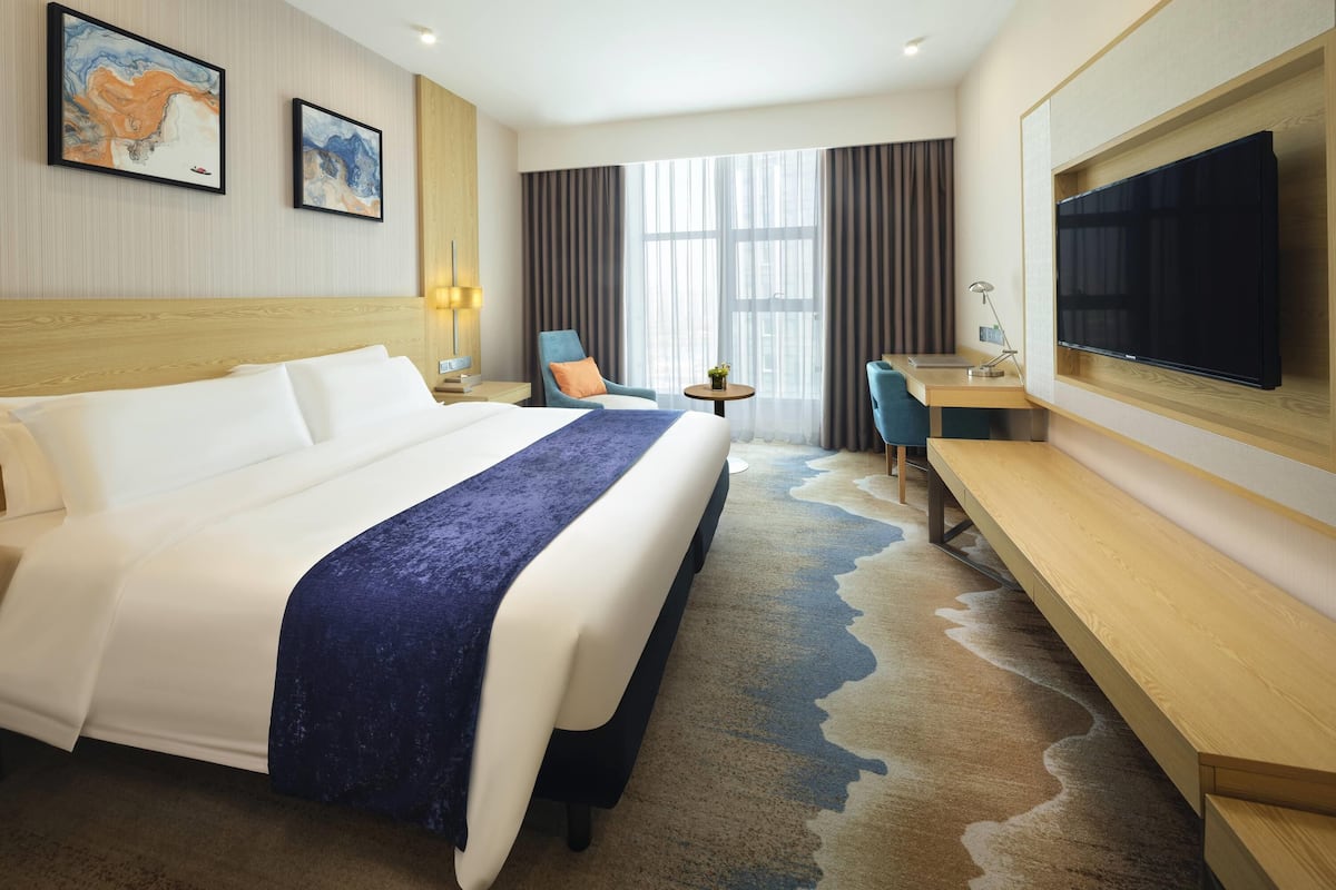 Quarto standard, 1 cama King, vista para a cidade | Roupas de cama premium, frigobar, cofres nos quartos, escrivaninha