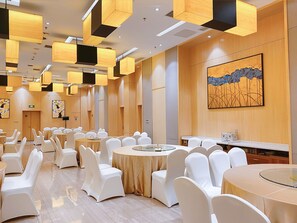 A conference room with round tables, white chairs, and a large abstract painting on the wall. - ibis Styles Changsha International Exhibition Center (Changsha)
