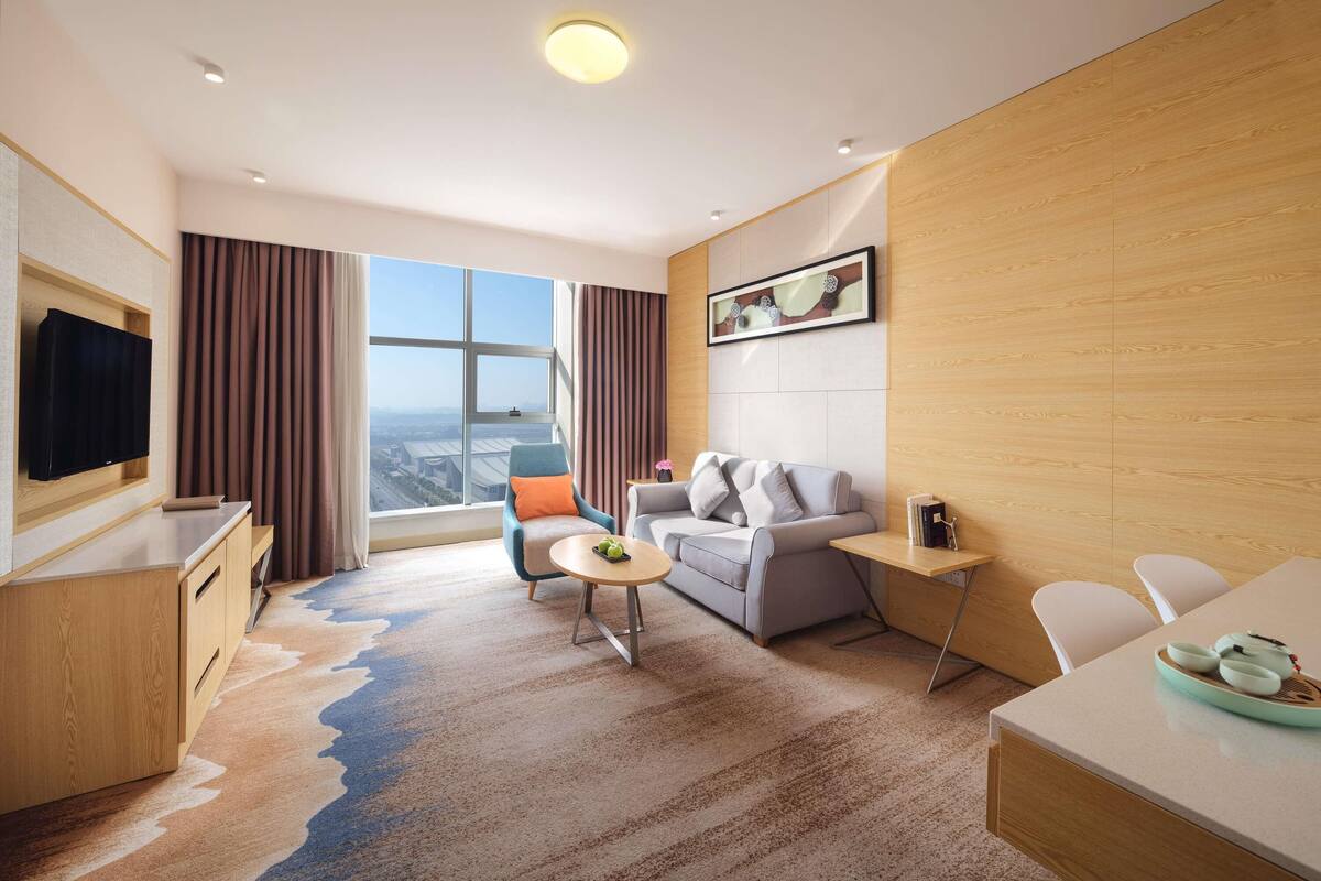 Suite estándar, 1 cama de matrimonio grande, vistas a la ciudad | 1 dormitorio, ropa de cama de alta calidad, minibar y caja fuerte