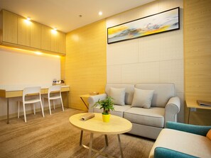 Standard-Suite, 1 King-Bett, Stadtblick | Hochwertige Bettwaren, Minibar, Zimmersafe, Schreibtisch