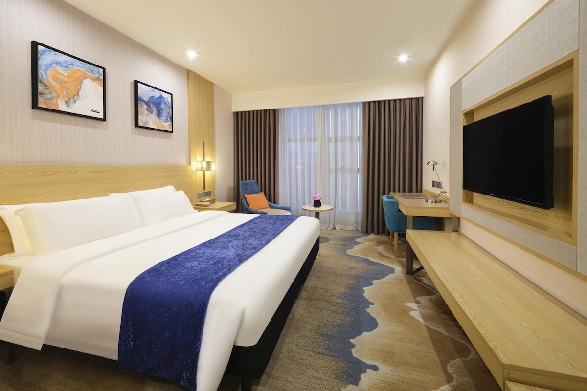 Standard Room, 1 Katil Raja (King), City View | 1 bilik tidur, peralatan tempat tidur premium, bar mini