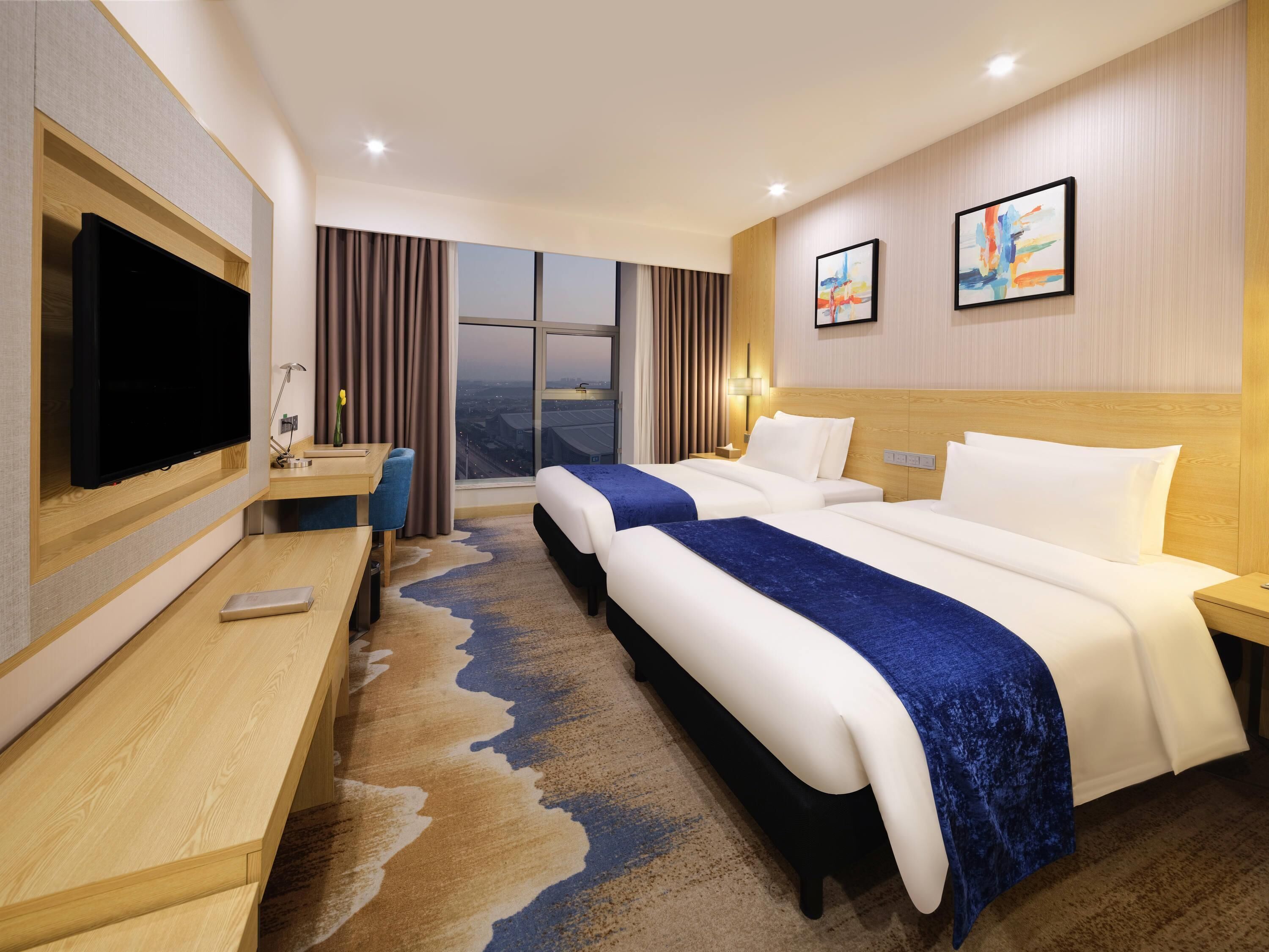 Standard Twin Room, 2 Katil Bujang (Single) | Peralatan tempat tidur premium, bar mini, peti besi dalam bilik, meja 