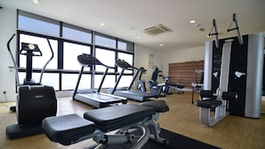 A gym with treadmills, elliptical machines, and weightlifting equipment. - Mercure Selangor Selayang (Batu Caves)