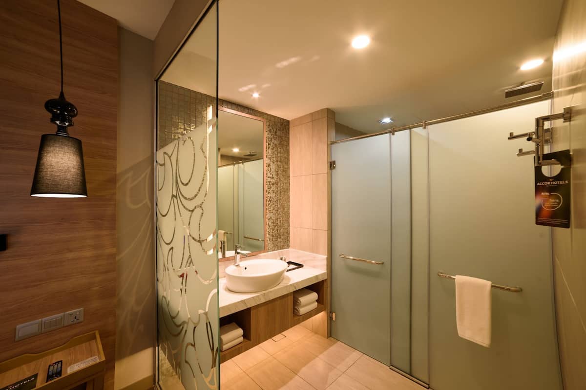 Chambre Supérieure, 2 lits une place | Salle de bain | Douche à « effet pluie », articles de toilette écologiques