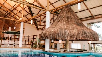 Una piscina techada, camas de piscina gratis, sombrillas