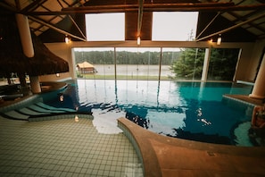 Indoor pool, open 10 AM to 8:00 PM, free cabanas, pool umbrellas - Virá Charme Resort (Teixeira Soares)