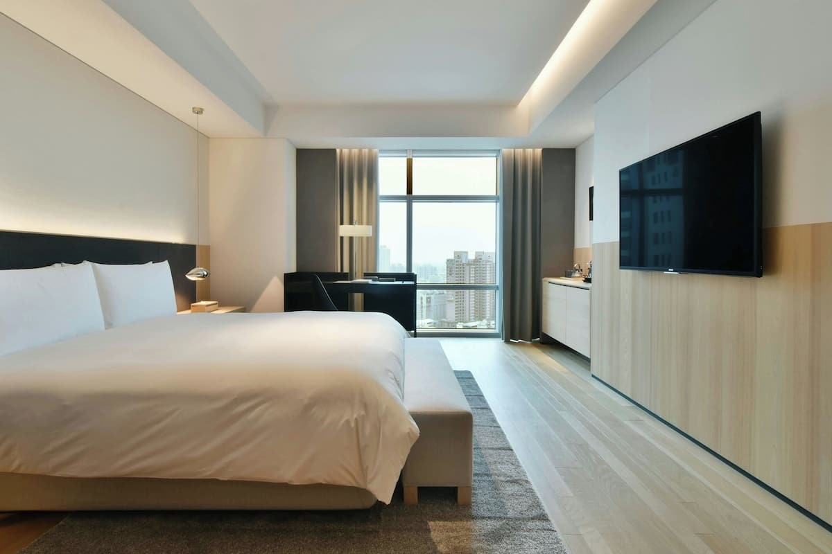 Premium bedding, down comforters, minibar (free items), in-room safe