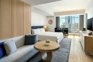 Rom – deluxe, 1 kingsize-seng, byutsikt | Sengetøy av topp kvalitet, dundyner og minibar (inkludert)