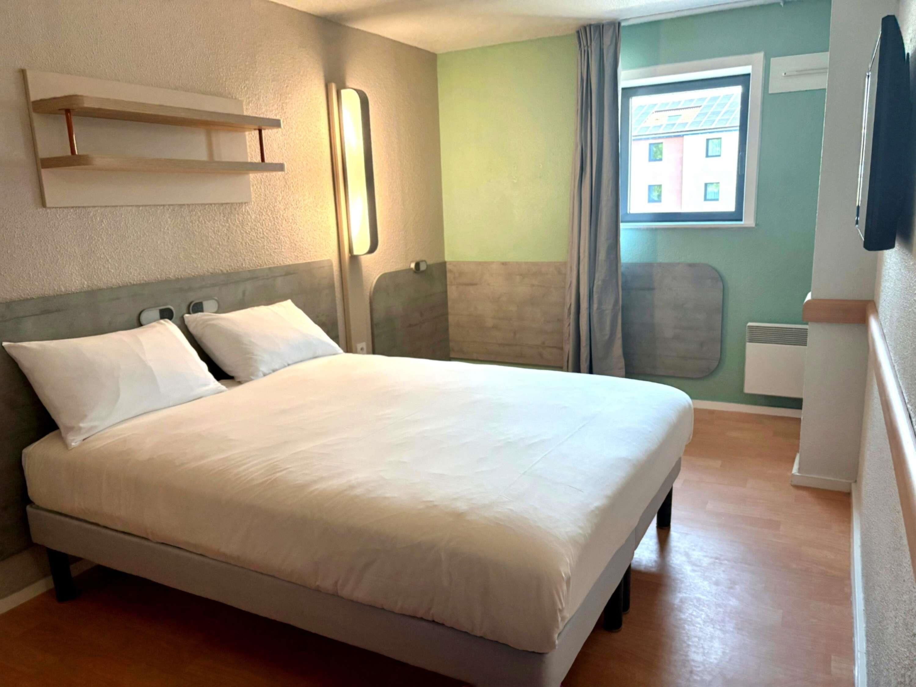 Habitación doble | Escritorio, sistema de insonorización, tabla de planchar con plancha