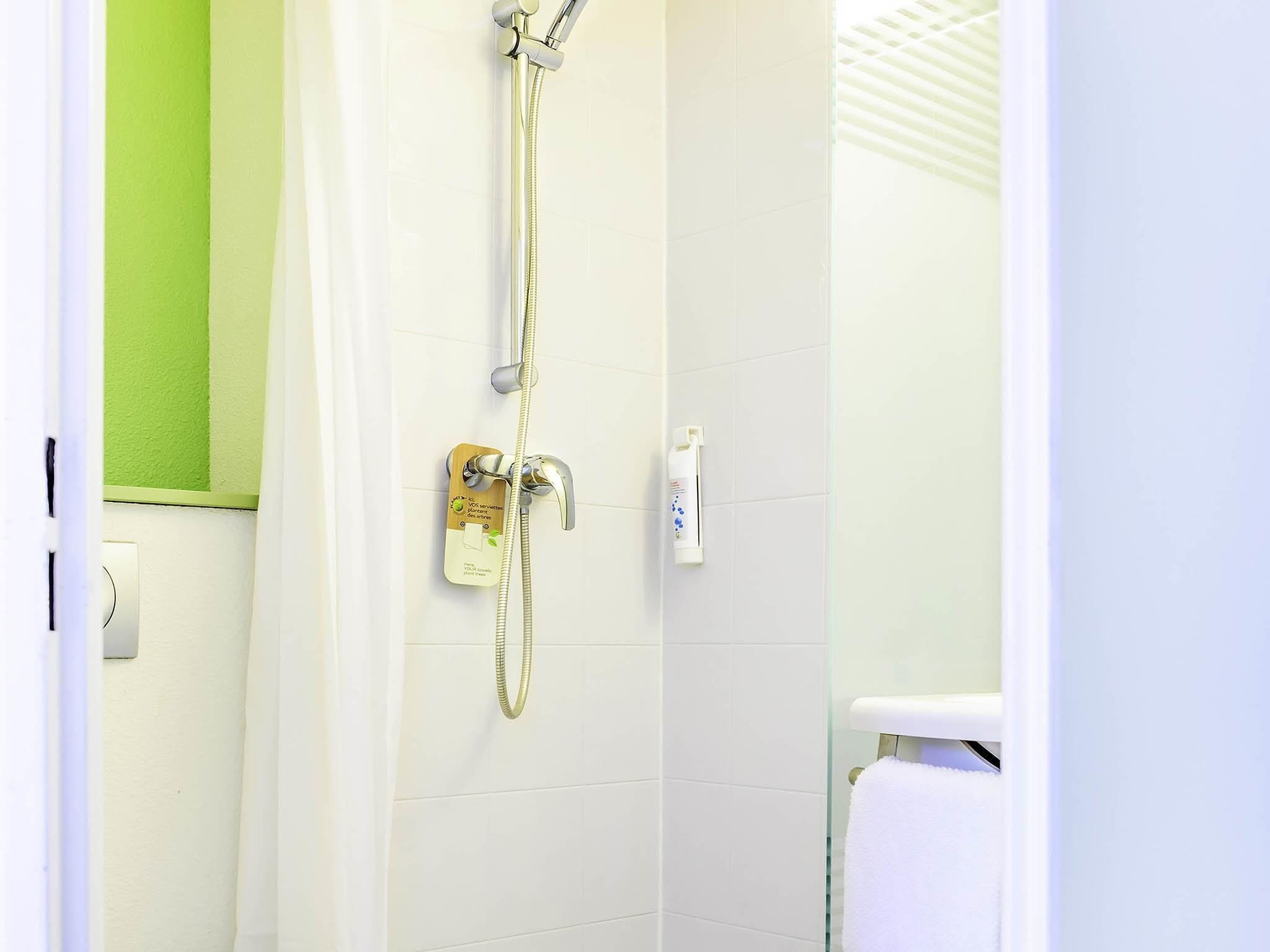 Een bureau, geluiddichte muren, een strijkplank/strijkijzer