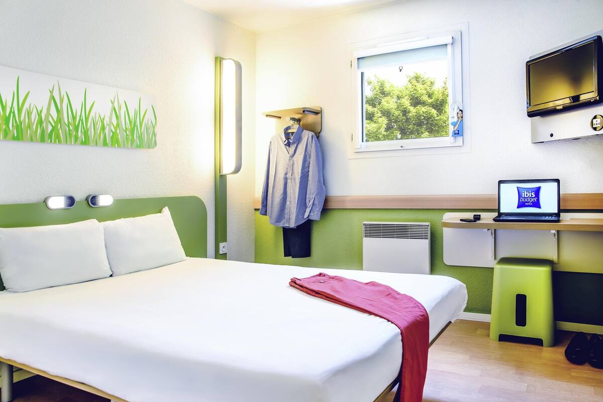 Double Room | Desk, soundproofing, iron/ironing board, free cots/infant beds