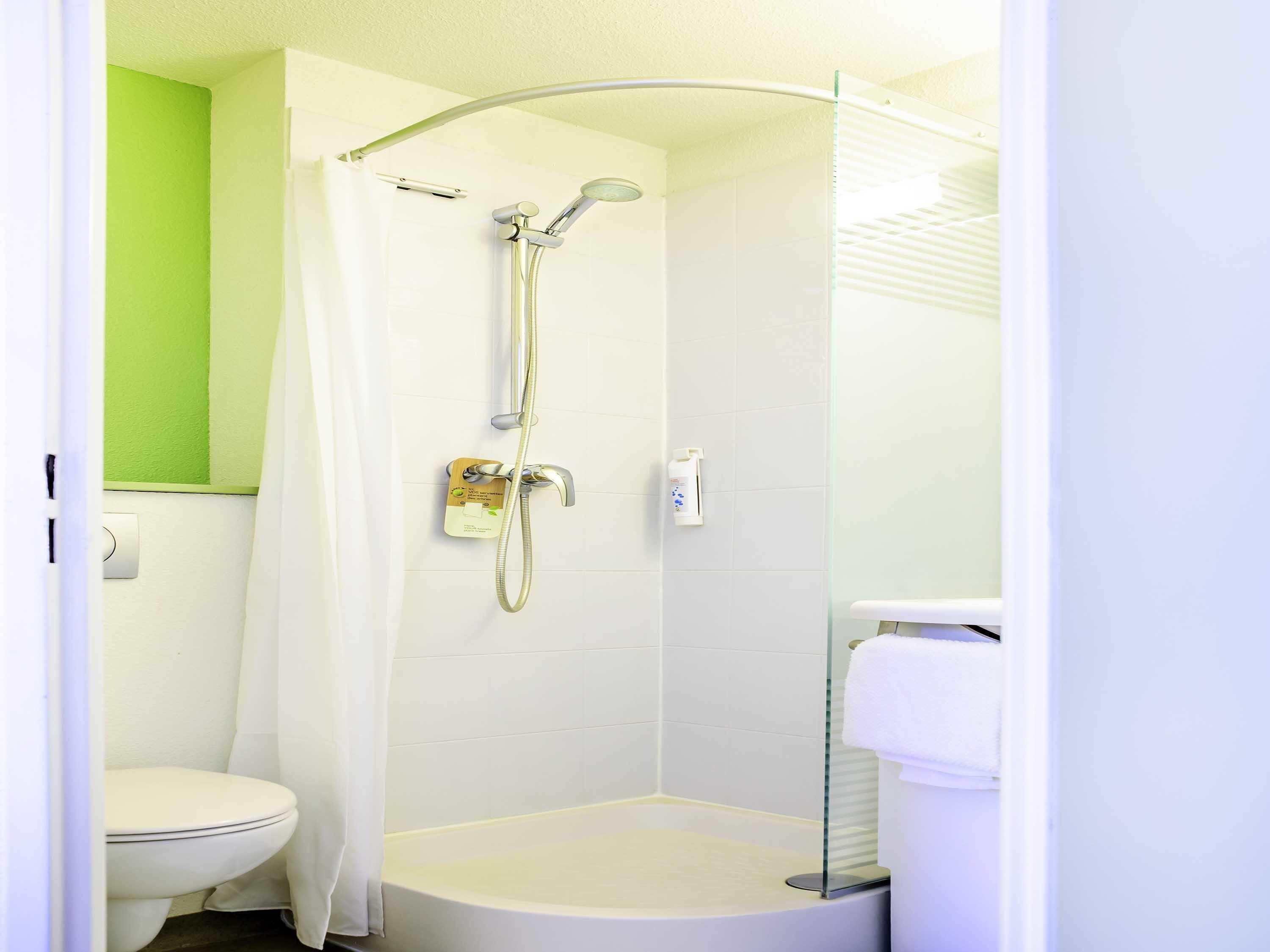 Driepersoonskamer, Meerdere bedden | Een bureau, geluiddichte muren, een strijkplank/strijkijzer