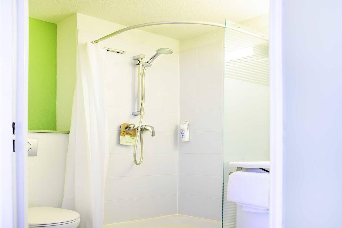 Triple Room, Multiple Beds | Desk, soundproofing, iron/ironing board, free cribs/infant beds