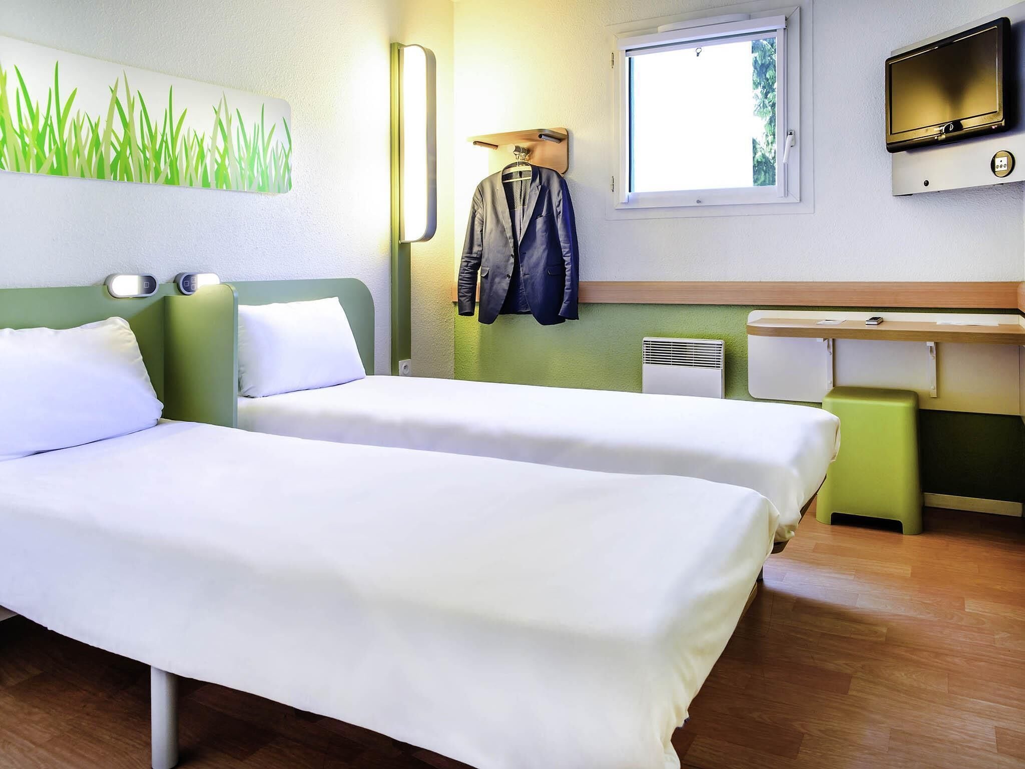 Twin kamer, 2 eenpersoonsbedden | Een bureau, geluiddichte muren, een strijkplank/strijkijzer