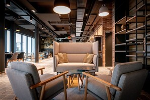 Coin salon dans le hall