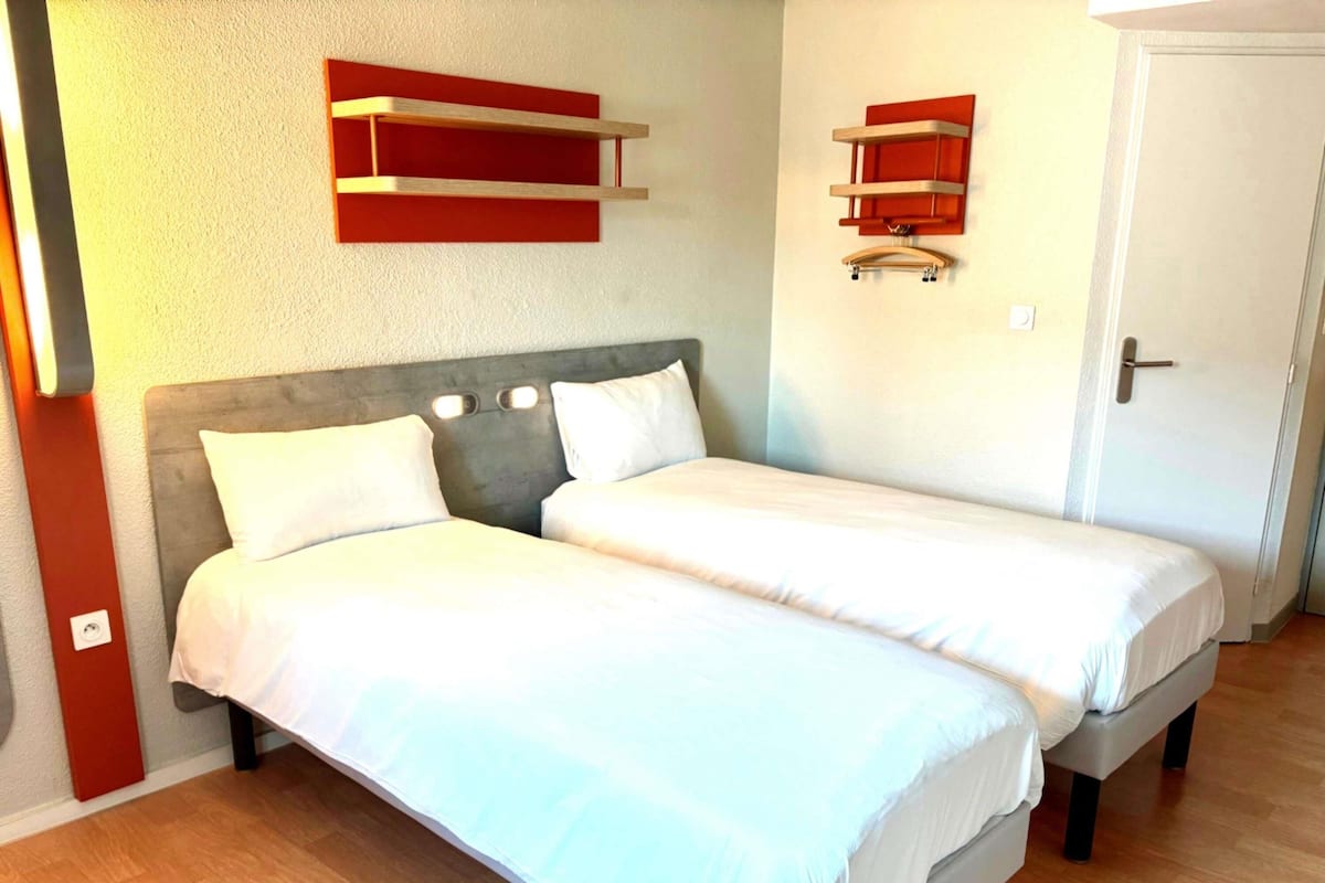 Twin Room, 2 Single Beds | Desk, soundproofing, iron/ironing board (on request)